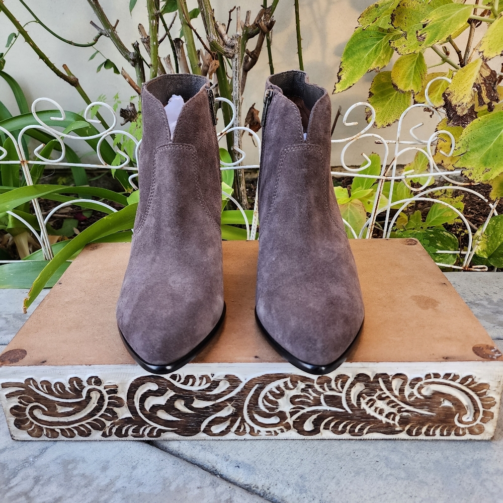 Chic Frye Soft Grey Suede Ankle Booties - Picture 3 of 11